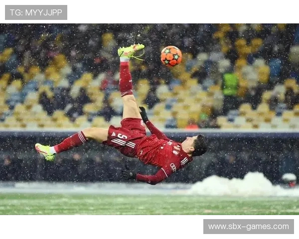 莱万多夫斯基双脚兼备,展现惊人进攻威力 莱万多夫斯基双脚兼备,展现惊人进攻威力